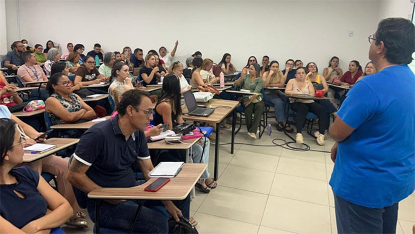   O treinamento promovido pela Coordenação de Imunizações do Município foi realizado no auditório da Uninassau-Mossoró. A nova vacina contra o vírus sindical respiratório (VSR) é destinada a gestantes a partir da 28ª semana, visando proteger os recém-nascidos dos casos de bronquiolite. A vacina oferece proteção aos bebês, uma vez que os anticorpos gerados na gestante são transferidos para o recém-nascido. O encontro reuniu enfermeiros, técnicos de enfermagem, diretores de UBSs, além de representação do Hospital Maternidade Almeida Castro.