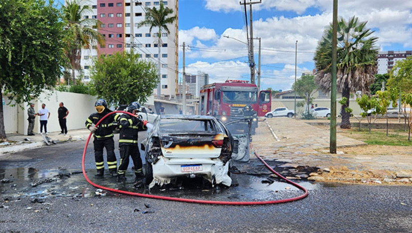   A colisão provocou um incêndio em um dos veículos. Imagens de câmeras de segurança mostram o momento em que um dos automóveis teria avançado a via preferencial, atingindo outro carro. Com o impacto, um dos veículos, onde estavam três ocupantes, foi tomado pelas chamas. O Corpo de Bombeiros Militar foi acionado e atuou rapidamente no controle do fogo. O carro incendiado possuía um cilindro de gás natural, o que demandou cuidados durante a ocorrência. O sargento Santiago explicou que o impacto da colisão pode ter provocado vazamento de combustível ou falha no sistema elétrico do veículo, o que teria dado início às chamas. Não houve feridos.