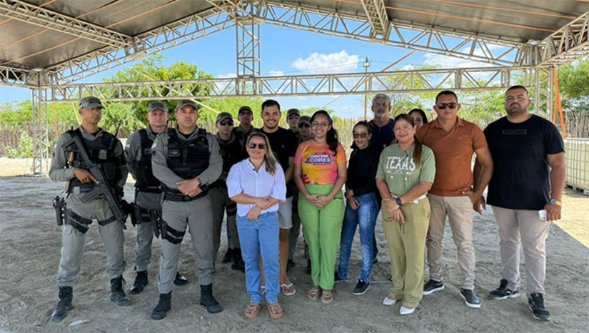   A Prefeitura de Grossos realizou uma visita técnica ao local do Luau das Cores 2025, na praia de Pernambuquinho, para definir o esquema de segurança do evento que celebra os 72 anos do município. Mais de 100 agentes atuarão na operação, com reforço da Polícia Militar, segurança privada, bombeiros, equipes especializadas, Conselho Tutelar e monitoramento por câmeras e drones. A prefeita Cinthia Sonale destacou que a segurança é prioridade para garantir que o público aproveite o evento com tranquilidade.