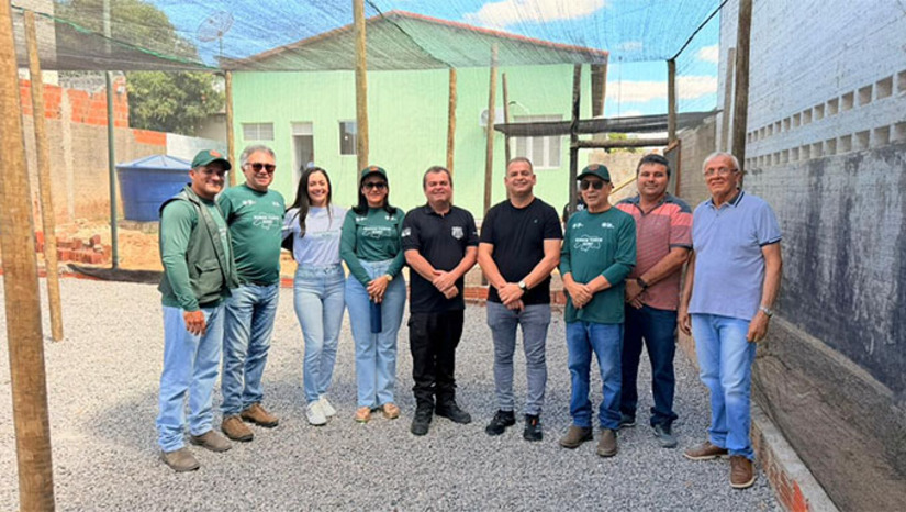   Um dos destaques do projeto é que toda a construção e futura produção estão sendo realizadas por internos do CDP Apodi. Atualmente, 10 detentos participam da execução da obra e serão responsáveis também pelo plantio e manejo das mudas. Com a estrutura física já concluída, o município inicia agora a fase de plantio, seleção de espécies e cronograma de produção, com previsão de início das primeiras mudas nas próximas semanas.