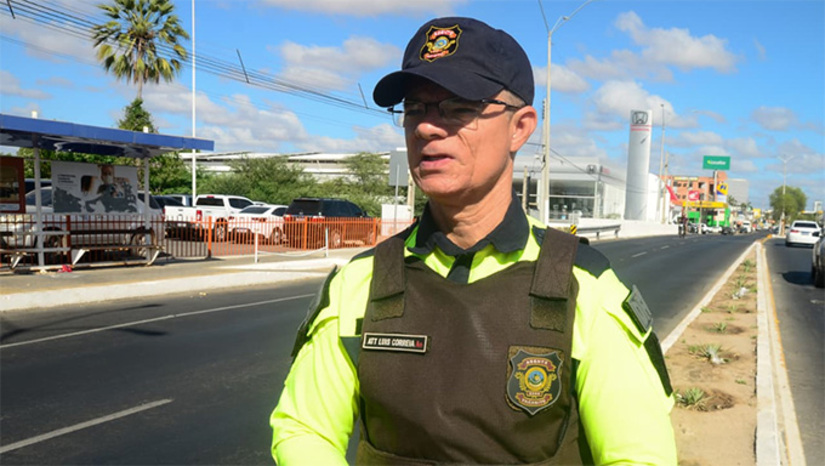   O diretor de Mobilidade, Luís Correia, reforça a necessidade de atenção dos condutores e o uso de caminhos alternativos. “Dia 13, sábado, é festa de Santa Luzia. Sabemos da tradição e da quantidade de pessoas que participam desse importante evento. Por isso, o trânsito estará presente com intervenções essenciais para garantir a segurança de todos. A previsão é de que, por volta das 17h, a Avenida Presidente Dutra já esteja interditada. A depender do fluxo, isso pode ocorrer até antes. A PRF também atuará dentro de sua área de responsabilidade. Então, fique atento: quem pretende participar deve chegar cedo, pois o acesso pela Presidente Dutra estará restrito”, destacou. Foto: Wilson Moreno