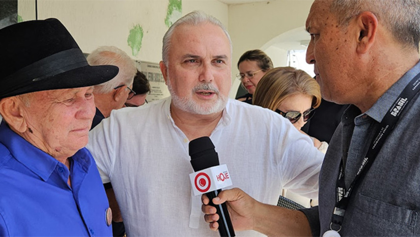   A solenidade de filiação do ex-senador e ex-presidente da Petrobras nos quadros do PDT está previsto para acontecer às 17 horas, em Natal. Antes, por volta de meio dia, será concedido coletiva de imprensa, com presença de autoridades locais e nacionais do partido. Jean Paul Prates se destacou nacionalmente com trabalho pelas energias renováveis, por ter destravado a duplicação da BR 304, articulado recursos para concluir a Barragem de Oiticica, relatado projeto para preservar a caatinga, além do marco regulatório das ferrovias e da energia no mar. Como presidente da Petrobras, colocou a maior estatal brasileira na rota da transição energética segura e responsável. É provável que coloque seu nome a disposição do partido para concorrer a uma das duas vagas do RN no Senado Federal.