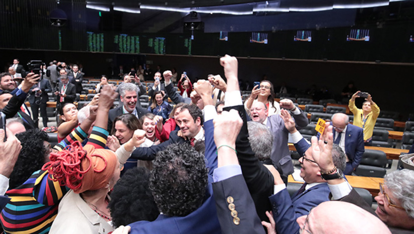   Deputado Federal pelo PSOl do Rio de Janeiro, Glauber Braga quase perde o mandato por colocar para fora da casa legislativa um membro do MBL que faltou com respeito a sua mãe. O deputado Hildo Rocha (MDB-MA) reconheceu que Glauber cometeu um erro, violou o Código de Ética, mas que a punição com perda do mandato seria exagerada. “Isso não é motivo de cassação”, defendeu. Foto: Bruno Spada/Câmara dos Deputados