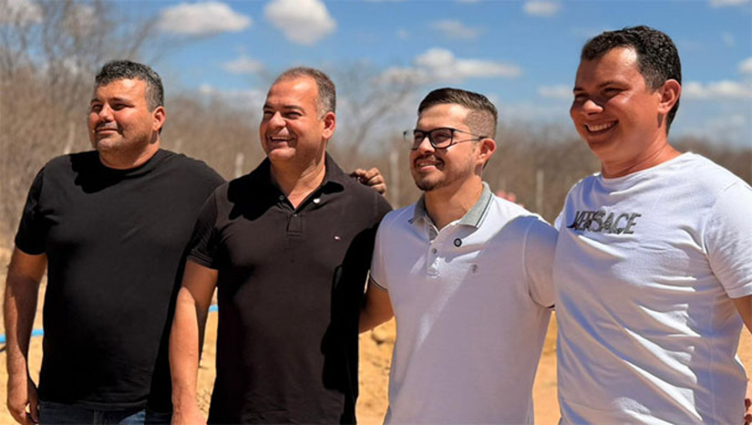   A visita ao canteiro de obras contou com a presença do prefeito Sabino Neto, do vereador Jailson Ferreira e do secretário municipal de Agricultura, Elton Rosenberg, que acompanharam de perto o avanço das ações.  O projeto prevê a implantação de mais de 7 mil metros de adutora, conectando o Sítio Cápua à rede hídrica municipal. O investimento ultrapassa R$ 100 mil, englobando infraestrutura, materiais, execução técnica e acompanhamento especializado.