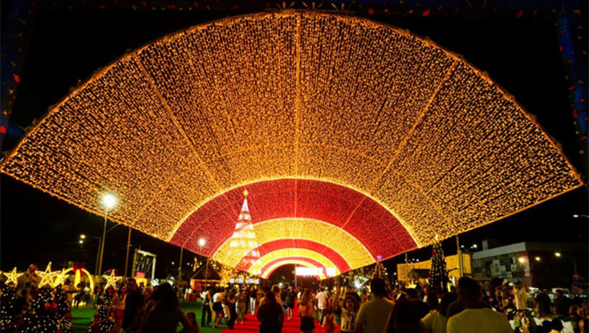   Nesta quinta-feira (11), o palco do "Estação Natal" tem apresentações do CCI São Manoel; CRAS Santo Antônio; CRAS Jardim das Palmeiras; Casa da Nossa Gente do Abolição I; e encerrando com Sarau Cultural. As apresentações começam às 18h. O "Estação Natal", montado na Estação das Artes Poeta Elizeu Ventania, tem programação até o próximo dia 6 de janeiro de 2026. O espaço é totalmente ambientado no clima natalino e a entrada é gratuita.