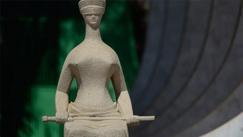   Advogados conhecidos de Brasília ouvidos pela Coluna, de grandes bancas, fazem chegar aos ministros do Supremo Tribunal Federal uma sugestão discreta, mas importante: os togados deveriam aprovar logo um Código de Conduta para integrantes da Corte, para casos extra-tribunal. Um advogado que circula no STF ressalta: “Sem caça às bruxas e sem olhar pra trás”, sobre as farras que já aconteceram com jatinhos da FAB e de empresários que possam ter interesses em processos no Supremo. “É preciso dar logo uma resposta à sociedade de que estão dispostos a fazer algo”, complementa. A caneta para esta pauta está com o presidente Edson Fachin.