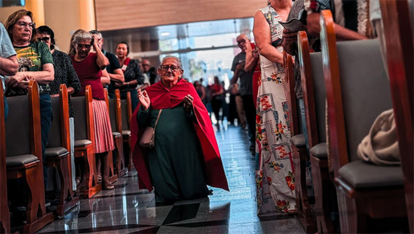   Nesta sexta-feira (12), penúltimo dia da festa de Santa Luzia, há missas na Catedral, mutirão de confissões, adoração ao Santíssimo Sacramento e trezenas. Nos destaques, a Motorromaria da Luz, com saída às 18h da Motoeste Honda e percurso até a Catedral.  Já às 21h, haverá o show com as Irmãs Diocesanas do Divino Coração, da Arquidiocese de João Pessoa (PB), no adro da Catedral.  Já do dia 12 para o dia 13 ocorre, de meia noite, a Procissão da Luz, com saída da Catedral até a Paróquia de São Manoel.