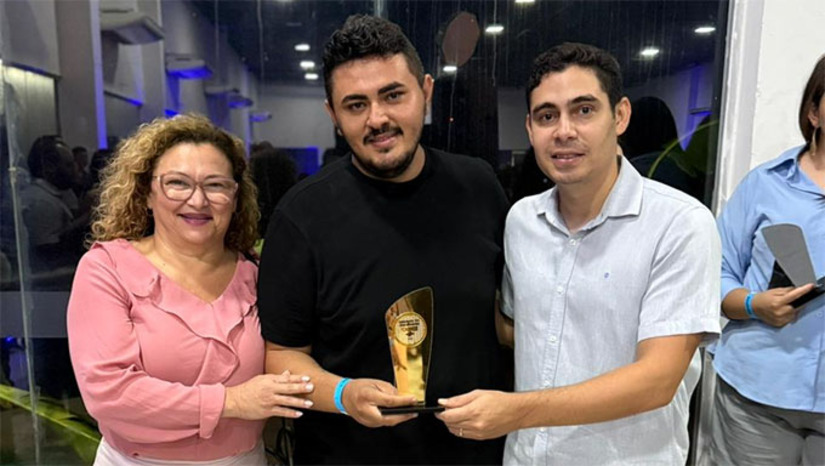   O prefeito Renan e o agente de desenvolvimento local Jackson Diego participaram do evento e receberam. A Sala do Empreendedor de Upanema agora vai participar da etapa nacional do Selo. O Selo Sebrae de Referência em Atendimento, promovido pelo Serviço Brasileiro de Apoio às Micro e Pequenas Empresas (Sebrae), é uma metodologia de avaliação que reconhece a qualidade dos serviços prestados pelas Salas do Empreendedor e seus parceiros.