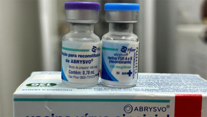   A nova vacina contra o vírus sindical respiratório (VSR) é destinada a gestantes a partir da 28ª semana, visando proteger os recém-nascidos dos casos de bronquiolite. O lote com 871 doses chegou a Mossoró neta sexta-feira (12) e a secretaria de saúde já inicia a imunização no ponto de vacina da Festa de Santa luzia.