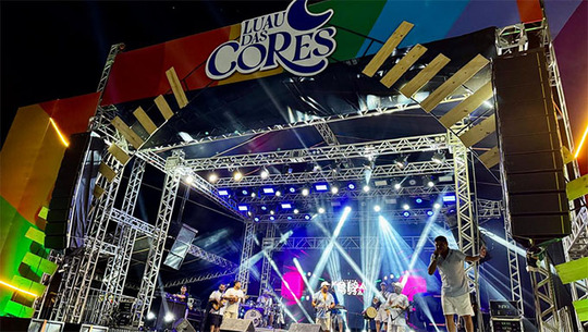   A Prefeitura de Grossos montou um forte esquema de segurança para o Luau das Cores 2025, com mais de 100 agentes atuando no evento, incluindo 30 policiais militares, equipes especializadas, segurança privada, bombeiros e o Conselho Tutelar. O público também será monitorado por câmeras e drones. A prefeita Cinthia Sonale ressaltou que a segurança é prioridade para garantir que todos possam aproveitar a festa com tranquilidade.