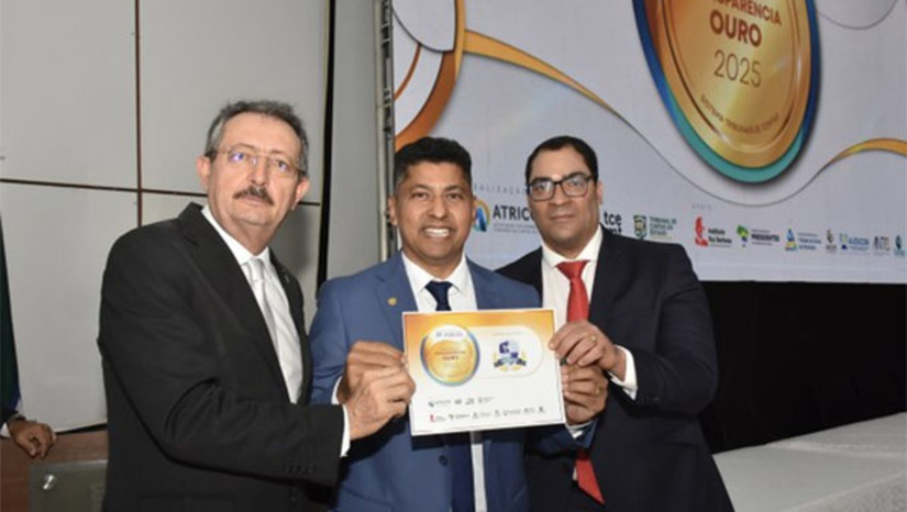   A Câmara Municipal de Mossoró recebeu pela primeira vez o Selo Ouro em Transparência do TCE/RN, durante o evento Sexta de Contas. O reconhecimento destaca o cumprimento de critérios rigorosos de divulgação de informações financeiras, administrativas e legislativas no Portal da Transparência. O presidente Genilson Alves afirmou que a conquista reflete o trabalho coletivo para tornar a Casa mais acessível e responsável. A certificação integra o Programa Nacional de Transparência Pública, que avalia boas práticas de órgãos em todo o país.