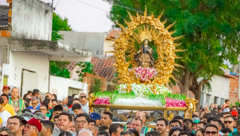   Neste sábado (13), milhares de fiéis se reúnem para celebrar a padroeira da cidade, culminando com a Grande Procissão de Santa Luzia, que terá início às 17h, com saída do Santuário de Santa Clara.  A expectativa é de que mais de 100 mil devotos caminhem pelas ruas, em oração, acompanhando a imagem de Santa Luzia pelo percurso que segue pela Avenida Presidente Dutra, com chegada à Catedral de Santa Luzia, onde acontece o cerimonial de encerramento da Festa de Santa Luzia 2025 e o 10º Grande Sorteio de Santa Luzia.