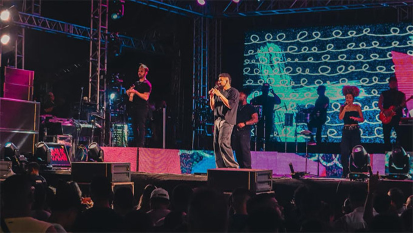   A 6ª edição do Luau das Cores, realizada nesta sexta-feira (12) na Praia de Pernambuquinho, em Grossos-RN, foi marcada por grande público e organização e muita animação, consolidando-se como um dos principais eventos festivos da região. A festa teve estrutura completa de saúde e segurança, com equipes de plantão, UPTA, apoio do SAMU e mais de 100 agentes atuando para garantir tranquilidade ao público. Além do lazer, o Luau das Cores movimentou a economia local, beneficiando comerciantes, e reforçou o lado social com a arrecadação de alimentos para famílias em situação de vulnerabilidade. 