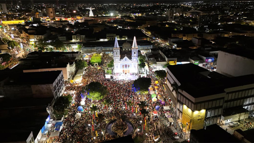   Devido a grandiosidade da procissão de Santa Luzia, é mobilizado uma enorme estrutura de segurança de trânsito, transporte público e apoio com equipes de saúde, para dezenas de milhares de fieis se deslocarem a pé do Bairro Dom Jaime Câmara ao Centro de Mossoró, onde é celebrado a missa em frente a Igreja Matriz na Praça Antônio Vigário Joaquim.