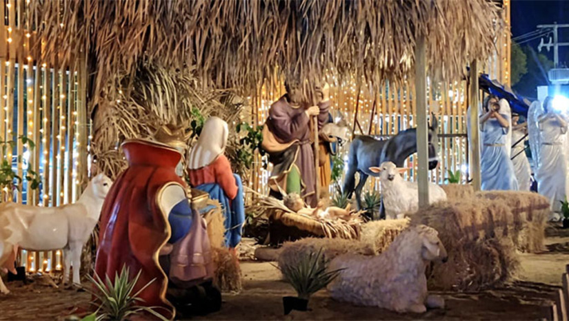   Um dos espaços mais visitados do Estação Natal tem sido o Presépio, que contextualiza a história natalina do nascimento do menino Jesus. Um ambiente de encher os olhos dos visitantes, que procuram eternizar o momento por meio de fotografias. Neste final de semana, o estação Natal recebeu um grande público que se encantou com a decoração, em especial com o presépio.