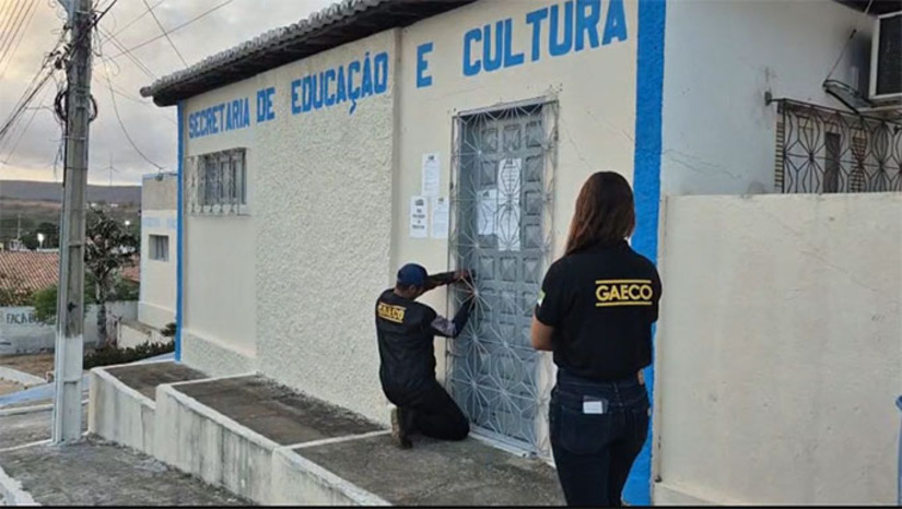 Imagem 1 - A operação investiga um suposto esquema criminoso na Prefeitura de Caiçara do Rio do Vento, envolvendo contratações ilegais, desvio de recursos públicos, lavagem de dinheiro e associação criminosa. A ação cumpriu mandados de busca em órgãos públicos, residências e empresas em cidades do RN e na Paraíba. As investigações apontam que o esquema seria articulado por um grupo familiar e empresarial, que utilizava empresas de fachada para ocultar e movimentar recursos desviados de contratos públicos, principalmente por meio de dispensas e inexigibilidades de licitação. Imagem 1 - A operação investiga um suposto esquema criminoso na Prefeitura de Caiçara do Rio do Vento, envolvendo contratações ilegais, desvio de recursos públicos, lavagem de dinheiro e associação criminosa. A ação cumpriu mandados de busca em órgãos públicos, residências e empresas em cidades do RN e na Paraíba. As investigações apontam que o esquema seria articulado por um grupo familiar e empresarial, que utilizava empresas de fachada para ocultar e movimentar recursos desviados de contratos públicos, principalmente por meio de dispensas e inexigibilidades de licitação.