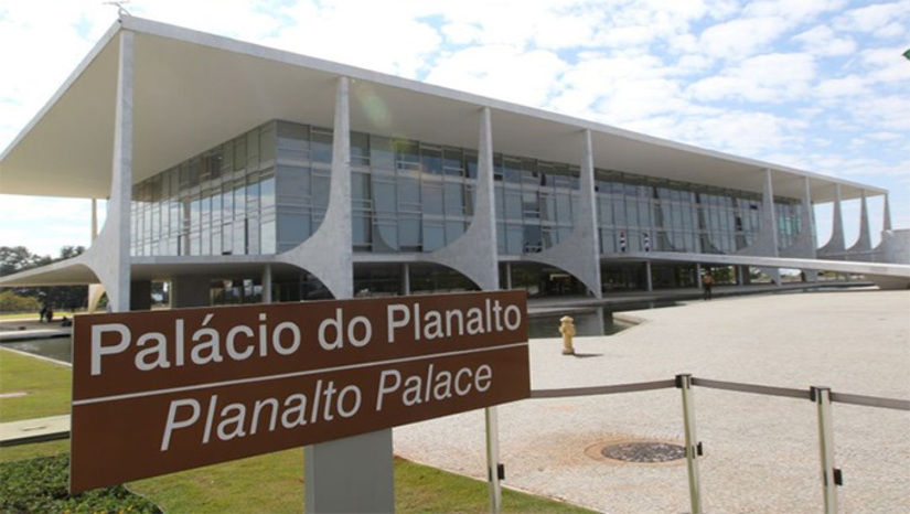Imagem 1 - O cordão dos puxa-sacos é sem fim neste dezembro quando as luzes de Brasília – e dos Palácios – começam a se apagar mais cedo, no ritmo das férias. Um piolho de carpete do Planalto diz que é imensa a fila de bajuladores no gabinete presidencial oferecendo casa para férias do Casal nº 1 do Brasil. Tem de praia a montanha, de fazenda a mansão na Europa. Até mega iate ancorado no Caribe apareceu. Mas raposa velha, o presidente Lula da Silva quer o sossego e a sós com Janja da Silva. Veja mais na Coluna Esplanada. Foto: Fabio Rodrigues Pozzebom/Agência Brasil Imagem 1 - O cordão dos puxa-sacos é sem fim neste dezembro quando as luzes de Brasília – e dos Palácios – começam a se apagar mais cedo, no ritmo das férias. Um piolho de carpete do Planalto diz que é imensa a fila de bajuladores no gabinete presidencial oferecendo casa para férias do Casal nº 1 do Brasil. Tem de praia a montanha, de fazenda a mansão na Europa. Até mega iate ancorado no Caribe apareceu. Mas raposa velha, o presidente Lula da Silva quer o sossego e a sós com Janja da Silva. Veja mais na Coluna Esplanada. Foto: Fabio Rodrigues Pozzebom/Agência Brasil