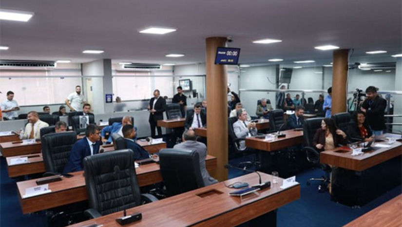   O plenário da Câmara Municipal de Mossoró aprovou o parecer do TCE/RN que recomendou a desaprovação das contas de 2014 da gestão do ex-prefeito Francisco José Lima Silveira Júnior, por ausência de envio de informações e documentos contábeis. A decisão foi tomada por 11 votos favoráveis e cinco abstenções. Com o julgamento, a Câmara vai promulgar um Decreto Legislativo e encaminhar o resultado ao TCE, que notificará o ex-prefeito sobre a decisão definitiva.