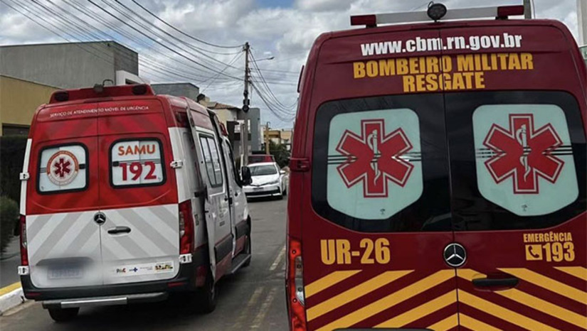 Imagem 1 - Um homem identificado como Antônio Lindemberg Ferreira, de 43 anos, morreu na manhã desta terça-feira (16) após sofrer uma descarga elétrica enquanto realizava manutenção em uma caixa d’água no condomínio Veronique, em Mossoró. O Corpo de Bombeiros e o SAMU tentaram reanimá-lo, mas a vítima não resistiu. A Polícia Civil irá investigar as circunstâncias do ocorrido. Imagem 1 - Um homem identificado como Antônio Lindemberg Ferreira, de 43 anos, morreu na manhã desta terça-feira (16) após sofrer uma descarga elétrica enquanto realizava manutenção em uma caixa d’água no condomínio Veronique, em Mossoró. O Corpo de Bombeiros e o SAMU tentaram reanimá-lo, mas a vítima não resistiu. A Polícia Civil irá investigar as circunstâncias do ocorrido.