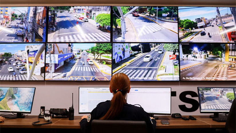 Imagem 1 - A prefeitura de Mossoró modernizou o CIOTS de Mossoró em 2025, ampliando o monitoramento com mais de 200 câmeras, melhorando a integração das forças de segurança e agilizando a resposta às ocorrências. O atendimento ao público também foi atualizado com sistemas digitais nos números 153, 156 e 199, além do avanço na radiocomunicação, garantindo mais eficiência e segurança nas operações, especialmente em grandes eventos. Imagem 1 - A prefeitura de Mossoró modernizou o CIOTS de Mossoró em 2025, ampliando o monitoramento com mais de 200 câmeras, melhorando a integração das forças de segurança e agilizando a resposta às ocorrências. O atendimento ao público também foi atualizado com sistemas digitais nos números 153, 156 e 199, além do avanço na radiocomunicação, garantindo mais eficiência e segurança nas operações, especialmente em grandes eventos.