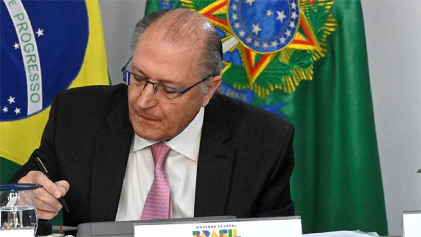 Imagem 1 - Um ex-tucano que pousou no ninho do PSB sem garantias eleitorais, o vice-presidente da República, Geraldo Alckmin, está num desafio enorme no seu reduto. Ex-governador de São Paulo por quatro mandatos e com gestão bem avaliada – o que lhe garantiria uma vantagem nas urnas – ele chegará a 2026 balançando na chapa com o presidente Lula da Silva: não há certeza de renovação da dupla na tentativa de reeleição. Para piorar, Alckmin se vê cercado de cenários incertos. De um lado, o seu tradicional eleitor pode vê-lo como traidor, ao se aliar a Lula e ao PT. Em 2006 disse que a quadrilha queria voltar ao comando do País. De outro, não tem a simpatia dos petistas e socialistas de seu próprio partido. Como há duas vagas para o Senado, uma pode ser reservada a ele para o grande teste. A conferir. Veja mais na Coluna Esplanada Imagem 1 - Um ex-tucano que pousou no ninho do PSB sem garantias eleitorais, o vice-presidente da República, Geraldo Alckmin, está num desafio enorme no seu reduto. Ex-governador de São Paulo por quatro mandatos e com gestão bem avaliada – o que lhe garantiria uma vantagem nas urnas – ele chegará a 2026 balançando na chapa com o presidente Lula da Silva: não há certeza de renovação da dupla na tentativa de reeleição. Para piorar, Alckmin se vê cercado de cenários incertos. De um lado, o seu tradicional eleitor pode vê-lo como traidor, ao se aliar a Lula e ao PT. Em 2006 disse que a quadrilha queria voltar ao comando do País. De outro, não tem a simpatia dos petistas e socialistas de seu próprio partido. Como há duas vagas para o Senado, uma pode ser reservada a ele para o grande teste. A conferir. Veja mais na Coluna Esplanada
