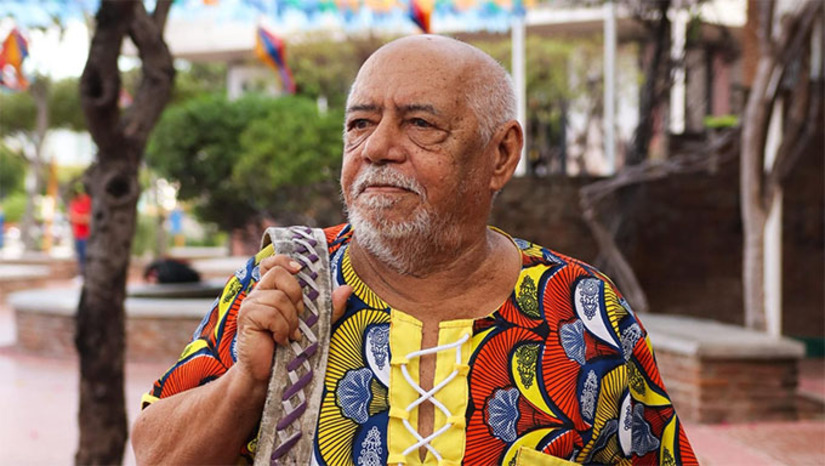 Imagem 1 -  A poesia do mossoroense Antônio Francisco inspira uma nova geração de escritores reunidos na coletânea “Frutos Poéticos de Antônio Francisco”, que apresenta poemas de jovens autores conhecidos como poetas mirins. O livro será lançado neste sábado, dia 20, às 18h, na Praça do Memorial da Resistência, em Mossoró. Organizada por Antônio Francisco, Lígia Morais e Etevaldo Almeida, a obra é resultado de um projeto contemplado pela Lei Paulo Gustavo e reúne poemas de 16 jovens que tiveram seu primeiro contato com a poesia a partir da obra do mestre, celebrando a força, a beleza e a continuidade da tradição poética potiguar.