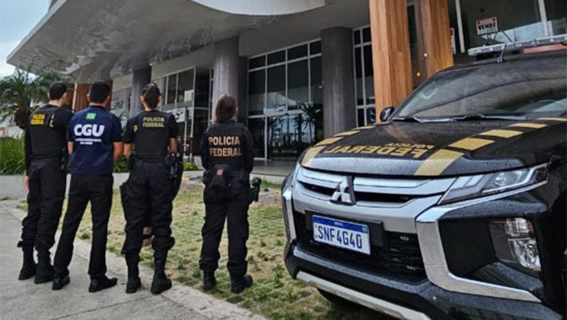 Imagem 1 - A Polícia Federal e a CGU deflagraram nova fase da Operação Sem Desconto para investigar um esquema nacional de descontos não autorizados em aposentadorias e pensões. Foram cumpridos 52 mandados de busca, 16 prisões preventivas e outras medidas em seis estados incluindo o RN e o DF. O Secretário-executivo do Ministério da Previdência, Adroaldo Portal, teve prisão domiciliar decretada e foi afastado do cargo. A PF também prendeu Romeu Carvalho Antunes, filho do 'Careca do INSS'. A operação apura crimes como organização criminosa, estelionato previdenciário e inserção de dados falsos em sistemas oficiais. Imagem 1 - A Polícia Federal e a CGU deflagraram nova fase da Operação Sem Desconto para investigar um esquema nacional de descontos não autorizados em aposentadorias e pensões. Foram cumpridos 52 mandados de busca, 16 prisões preventivas e outras medidas em seis estados incluindo o RN e o DF. O Secretário-executivo do Ministério da Previdência, Adroaldo Portal, teve prisão domiciliar decretada e foi afastado do cargo. A PF também prendeu Romeu Carvalho Antunes, filho do 'Careca do INSS'. A operação apura crimes como organização criminosa, estelionato previdenciário e inserção de dados falsos em sistemas oficiais.
