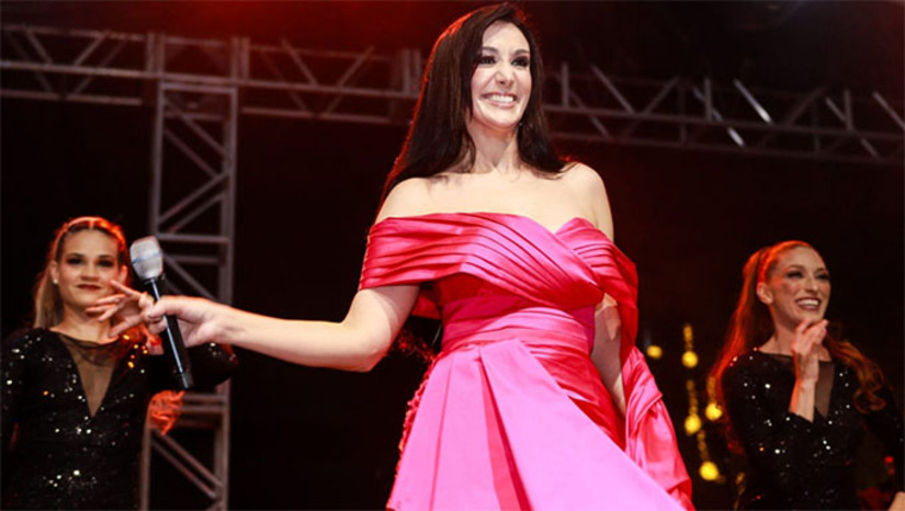 Imagem 1 - A exemplo do ano passado, a cantora realizará um show especial no principal palco de apresentações do “Estação Natal”. A artista potiguar, destaque na cena nacional da música, prepara uma exibição especial para a ocasião. "Neste sábado eu vou fazer um show lindo para vocês na Estação das Artes. Espero vocês. Convidem a família e os amigos para acompanhar ser maravilhoso", declarou a cantora Marina Elali. A artista sobe ao palco do evento para um show especial às 21h30. Imagem 1 - A exemplo do ano passado, a cantora realizará um show especial no principal palco de apresentações do “Estação Natal”. A artista potiguar, destaque na cena nacional da música, prepara uma exibição especial para a ocasião. "Neste sábado eu vou fazer um show lindo para vocês na Estação das Artes. Espero vocês. Convidem a família e os amigos para acompanhar ser maravilhoso", declarou a cantora Marina Elali. A artista sobe ao palco do evento para um show especial às 21h30.