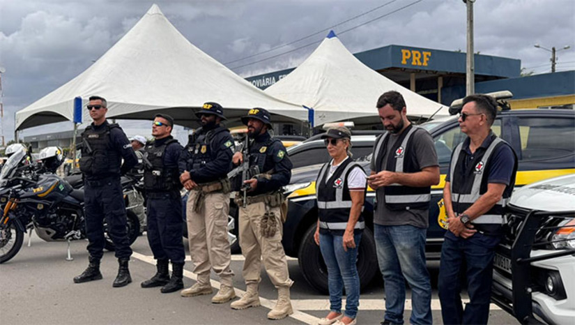 Imagem 1 -  A PRF no Rio Grande do Norte lançou a Operação Rodovida 2025/2026, que seguirá até 22 de fevereiro de 2026 com ações intensificadas de fiscalização e educação no trânsito nas rodovias federais do estado. A iniciativa integra o programa nacional de segurança viária e busca reduzir acidentes durante o período de maior fluxo de veículos, como fim de ano, veraneio e Carnaval.  A operação será realizada de forma integrada com órgãos estaduais e municipais, com reforço policial em trechos e horários de maior risco. A fiscalização priorizará infrações que mais causam acidentes graves, como ultrapassagens indevidas, embriaguez ao volante, excesso de velocidade, uso de celular e falta de equipamentos de segurança.
