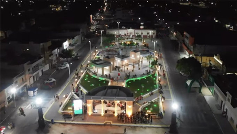 Imagem 1 - A programação acontece nesta sexta-feira (19) na Praça Reinaldo Pimenta, com início marcado para as 17 horas. O evento deve reunir quase 3 mil crianças de todo o município e movimentar um público estimado em aproximadamente 5 mil pessoas, incluindo familiares e equipes envolvidas na organização. Ao todo, a gestão investe em torno de R$ 150 mil, oferecendo uma tarde de alegria, lazer e confraternização, fortalecendo o espírito natalino entre as famílias caraubenses. Imagem 1 - A programação acontece nesta sexta-feira (19) na Praça Reinaldo Pimenta, com início marcado para as 17 horas. O evento deve reunir quase 3 mil crianças de todo o município e movimentar um público estimado em aproximadamente 5 mil pessoas, incluindo familiares e equipes envolvidas na organização. Ao todo, a gestão investe em torno de R$ 150 mil, oferecendo uma tarde de alegria, lazer e confraternização, fortalecendo o espírito natalino entre as famílias caraubenses.