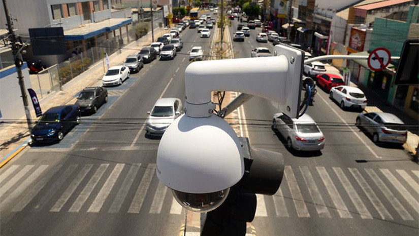 Imagem 1 -  A iniciativa prevê a instalação de equipamentos modernos capazes de controlar velocidade, identificar veículos com registro de roubo, furto ou clonagem, além de realizar a leitura de placas e análise do fluxo de veículos. Segundo a gestão municipal, os bons resultados obtidos na fase inicial motivaram a ampliação, que integra a criação de um cinturão de segurança no município. O projeto seguirá em expansão nos próximos meses, como parte das ações de modernização urbana e fortalecimento da segurança no trânsito e nos espaços públicos.
