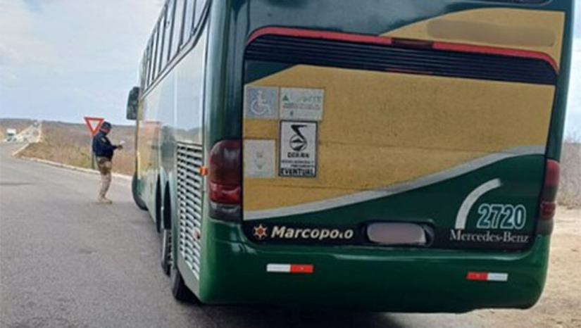 Imagem 1 -  A Polícia Rodoviária Federal prendeu um homem de 36 anos por uso de documento falso durante uma fiscalização na BR-304, em Mossoró/RN. Ele conduzia um ônibus com 52 passageiros em uma viagem interestadual de turismo religioso, apresentando uma Autorização de Viagem da ANTT com indícios de falsificação. Após confirmação da irregularidade, o condutor foi detido e encaminhado à Polícia Federal junto com o veículo.