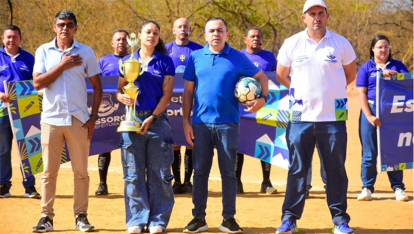   A final do futebol de campo do Circuito Esportivo Mossoroense 2025 (CEM) promete fortes emoções neste domingo, a partir das 7h45, no campo da Barrinha. De um lado, o Rancho da Caça, campeão invicto da zona rural; do outro, o Atlético Mossoroense, campeão da zona urbana.
