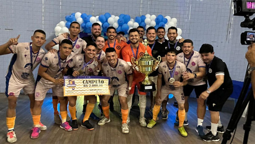 Imagem 1 - Com finais emocionantes, premiação financeira, inovação na comunicação e ampla visibilidade por meio das transmissões ao vivo, o Circuito Esportivo Mossoroense 2025 reforça sua importância como o maior evento esportivo do município, incluindo diversas modalidades. A final masculina de futsal foi decidida nos pênaltis. Chelsea Mossoró e EJ Futsal empataram por 1 a 1 no tempo normal. Nas cobranças, o Chelsea venceu por 4 a 2 e ficou com o título. Imagem 1 - Com finais emocionantes, premiação financeira, inovação na comunicação e ampla visibilidade por meio das transmissões ao vivo, o Circuito Esportivo Mossoroense 2025 reforça sua importância como o maior evento esportivo do município, incluindo diversas modalidades. A final masculina de futsal foi decidida nos pênaltis. Chelsea Mossoró e EJ Futsal empataram por 1 a 1 no tempo normal. Nas cobranças, o Chelsea venceu por 4 a 2 e ficou com o título.