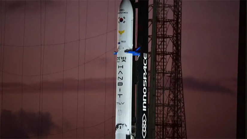   O foguete da empresa Innospace partiu às 22h13 e, segundo comunicado da Força Aérea Brasileira (FAB), sofreu uma “anomalia que o fez colidir com o solo”.  De acordo com a nota, uma equipe da FAB e do Corpo de Bombeiros foi enviada ao local da queda para analisar os destroços. A Innospace também trabalha para descobrir o motivo da falha.