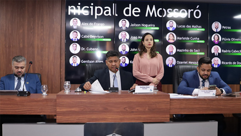 Imagem 1 -  Quase todos os vereadores destinaram suas emendas impositiva (algo em torno de R$ 5 milhões) para realizar cirurgias eletivas no Hospital Municipal que deve ser inaugurado nos próximos dias pelo prefeito Allyson Bezerra ao lado da UFERSA. A LOA 2026 foi aprovada com 129 emendas propostas pelos veradores em sessão realizada no Palácio Rodolfo Fernandes no dia 17 de dezembro e deve ser sancionada pelo prefeito Allyson Bezerra nos próximos dias.