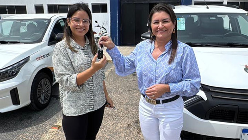 Imagem 1 -  A iniciativa visa aprimorar a estrutura e os serviços oferecidos à população.  Foram entregues dois veículos 0km, sendo um de sete lugares, destinados a garantir mais mobilidade e cuidado no transporte de idosos e usuários dos grupos de convivência. A secretaria também recebeu notebooks, impressoras, tablets, smartphones, equipamentos de cozinha e materiais de lazer.