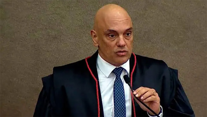   O silêncio do conselho federal da OAB, o dos procuradores e associações classistas do Ministério Público Federal e de jornalistas-estrelas bajuladores de Alexandre de Moraes, diante dos bastidores revelados pela jornalista Bela Megale, fazem corar os mais caras-de-pau da República tabajara. A cegueira institucional e classista sobre o ministro do Supremo Tribunal Federal é um espelho do que é o compadrio corporativista no Brasil do atraso moral. Para estes, vale simplesmente fechar os olhos e deixar a poeira baixar. Na fila das perguntas, um contrato de inacreditáveis R$ 129 milhões para uma advogada sem histórico de grandes causas, mas sua esposa; a suspeita sobre o tráfico de influência no BC por um banco cliente da esposa; os imóveis milionários comprados sob o bojo de um instituto de educação que blinda o bolso contra impostos imobiliários. E segue o baile da vergonha alheia.