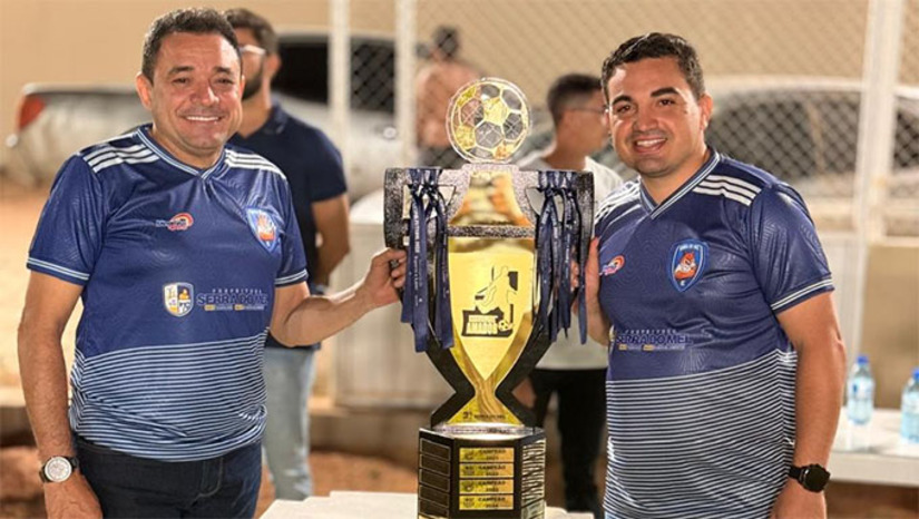 Imagem 1 - Serra do Mel vem se consolidando como um importante polo esportivo regional, investindo em futebol amador e infraestrutura de qualidade. O Campeonato Municipal de Futebol Amador é destaque na região, fortalecendo o esporte de base e revelando talentos. Esse protagonismo é reforçado pelo Estádio Francisco Antônio da Costa, o “Fião”, um dos poucos do interior do RN aptos a receber jogos do Campeonato Estadual. O estádio já sediou partidas do Baraúnas e atualmente recebe o Potiguar, reafirmando a confiança dos clubes profissionais na estrutura do município. Imagem 1 - Serra do Mel vem se consolidando como um importante polo esportivo regional, investindo em futebol amador e infraestrutura de qualidade. O Campeonato Municipal de Futebol Amador é destaque na região, fortalecendo o esporte de base e revelando talentos. Esse protagonismo é reforçado pelo Estádio Francisco Antônio da Costa, o “Fião”, um dos poucos do interior do RN aptos a receber jogos do Campeonato Estadual. O estádio já sediou partidas do Baraúnas e atualmente recebe o Potiguar, reafirmando a confiança dos clubes profissionais na estrutura do município.