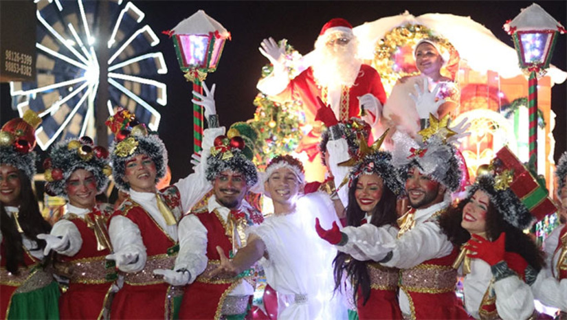 Imagem 1 - O evento contou com a participação do Papai Noel e da Mamãe Noel, percorreu a Prainha até a Praça Francisca Pereira e encantou moradores e visitantes. No local, houve apresentações culturais do coral e do grupo de dança da Casa da Cultura, além de praça de alimentação e distribuição de mais de mil presentes para as crianças. A prefeita Cinthia Sonale destaca que o evento promove união, inclusão e reforça o espírito natalino entre as famílias do município. Imagem 1 - O evento contou com a participação do Papai Noel e da Mamãe Noel, percorreu a Prainha até a Praça Francisca Pereira e encantou moradores e visitantes. No local, houve apresentações culturais do coral e do grupo de dança da Casa da Cultura, além de praça de alimentação e distribuição de mais de mil presentes para as crianças. A prefeita Cinthia Sonale destaca que o evento promove união, inclusão e reforça o espírito natalino entre as famílias do município.
