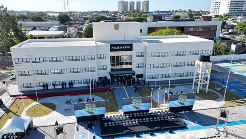 Imagem 1 - O novo prédio comporta 128 ambientes divididos em três pavimentos, promovendo maior integração entre as equipes em um ambiente moderno e acessível. O investimento contou com aproximadamente R$ 12 milhões do Governo Federal e R$ 8 milhões do Governo do RN, totalizando R$ 20 milhões. O complexo abriga a Delegacia-Geral, a Central de Flagrantes, delegacias especializadas, o Plantão de Atendimento a Grupos Vulneráveis, diretorias administrativas, unidades operacionais, como o CORE, e setores técnicos de apoio à investigação. Imagem 1 - O novo prédio comporta 128 ambientes divididos em três pavimentos, promovendo maior integração entre as equipes em um ambiente moderno e acessível. O investimento contou com aproximadamente R$ 12 milhões do Governo Federal e R$ 8 milhões do Governo do RN, totalizando R$ 20 milhões. O complexo abriga a Delegacia-Geral, a Central de Flagrantes, delegacias especializadas, o Plantão de Atendimento a Grupos Vulneráveis, diretorias administrativas, unidades operacionais, como o CORE, e setores técnicos de apoio à investigação.
