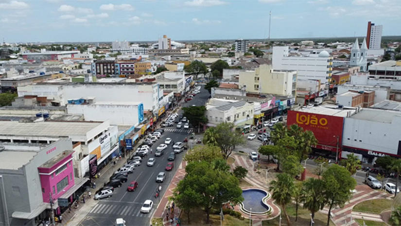 Imagem 1 -  O Prefeito de Mossoró festeja ter pago salários dos servidores em dia durante os doze meses de 2025, bem como os consignados e também a Previ, desde 2021, quando assumiu. Já o Governo do Estado, em Nota divulgada na tarde desta quarta-feira, 24, informa que vai atrasar o décimo. Só pode pagar no dia 9 de janeiro de 2025. Enquanto a Prefeitura de Mossoró injeta R$ 24 milhões na economia, o Governo do Estado deixa de injetar quase R$ 1 bilhão devido.