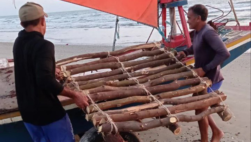 Imagem 1 - Com orientação do professor Dalison Vitor de Souza, o estudante Gabriel Melo e a irmã Gabriele Melo, residentes na Praia do Rosado e estudantes da Escola Estadual Professora Josélia de Souza Silva, de Porto do Mangue, construíram um pesqueiro usando madeira de algaroba, uma planta invasora na região que eles moram. Este pesqueiro feito de algaroba, se propõe a substituir os pesqueiros usados pelos pescadores de lagosta nos dias atuais, em alguns casos, teto de carros e tambores de 200 litros, que eles deixam no fundo do mar, em locais marcados com GPS, para no ano seguinte, voltarem ao local e capturar as lagostas que estiverem embaixo destas estruturas. Imagem 1 - Com orientação do professor Dalison Vitor de Souza, o estudante Gabriel Melo e a irmã Gabriele Melo, residentes na Praia do Rosado e estudantes da Escola Estadual Professora Josélia de Souza Silva, de Porto do Mangue, construíram um pesqueiro usando madeira de algaroba, uma planta invasora na região que eles moram. Este pesqueiro feito de algaroba, se propõe a substituir os pesqueiros usados pelos pescadores de lagosta nos dias atuais, em alguns casos, teto de carros e tambores de 200 litros, que eles deixam no fundo do mar, em locais marcados com GPS, para no ano seguinte, voltarem ao local e capturar as lagostas que estiverem embaixo destas estruturas.