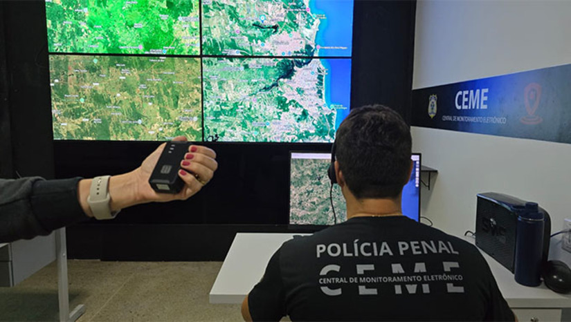 Imagem 1 - A medida atende a Ação Civil Pública ajuizada pelo Ministério Público, que apontou sucessivas paralisações do processo licitatório, atribuídas a impugnações apresentadas pela empresa Tekgeo, prestadora do serviço por meio de contratos emergenciais. Além de determinar que o Estado conclua o pregão e efetive a contratação, a Justiça ordenou que a empresa se abstenha de apresentar novas impugnações administrativas com base em fundamentos já apreciados pelo Poder Judiciário. Atualmente, duas empresas prestam serviços de monitoramento no RN. Imagem 1 - A medida atende a Ação Civil Pública ajuizada pelo Ministério Público, que apontou sucessivas paralisações do processo licitatório, atribuídas a impugnações apresentadas pela empresa Tekgeo, prestadora do serviço por meio de contratos emergenciais. Além de determinar que o Estado conclua o pregão e efetive a contratação, a Justiça ordenou que a empresa se abstenha de apresentar novas impugnações administrativas com base em fundamentos já apreciados pelo Poder Judiciário. Atualmente, duas empresas prestam serviços de monitoramento no RN.