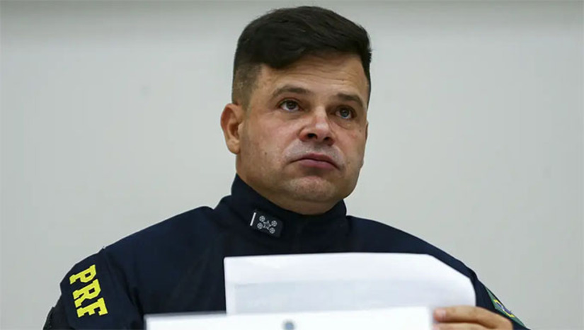 Imagem 1 -  Condenado pelo STF a 24 anos e seis meses de prisão por envolvimento na trama golpista que tentou manter o ex-presidente Bolsonaro ilegalmente no poder após a derrota eleitoral em 2022, Vasques foi preso em um aeroporto do Paraguai, quando tentava embarcar em um voo com destino a El Salvador. Segundo a Procuradoria-Geral da República, Vasques participou de um grupo que coordenou o emprego das forças policiais da PRF na realização de blitzes com o objetivo de dificultar o trânsito de eleitores do então candidato Luiz Inácio Lula da Silva durante o segundo turno das eleições de 2022. Ao ser abordado e preso pelas autoridades paraguaias, Vasques portava um passaporte paraguaio original com informações pessoais falsas.