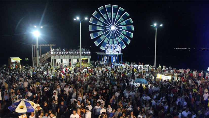 Imagem 1 - A Prefeitura de Grossos divulgou a programação oficial do Réveillon Grossos 2026, que acontecerá nos dias 31 de dezembro e 1º de janeiro. A festa começa na noite do dia 31 com shows da banda Farra de Rico e Yure e Os Barões e a tradicional queima de fogos à meia-noite na praça do Moinho. No dia 1º, a programação continua com o tradicional arrastão com a banda Zuyrê e shows com a Fenomenal Marcia Felipe e Forró Dos Três. O evento reafirma o compromisso da gestão municipal com a promoção do lazer, o fortalecimento do turismo e o aquecimento da economia local. Imagem 1 - A Prefeitura de Grossos divulgou a programação oficial do Réveillon Grossos 2026, que acontecerá nos dias 31 de dezembro e 1º de janeiro. A festa começa na noite do dia 31 com shows da banda Farra de Rico e Yure e Os Barões e a tradicional queima de fogos à meia-noite na praça do Moinho. No dia 1º, a programação continua com o tradicional arrastão com a banda Zuyrê e shows com a Fenomenal Marcia Felipe e Forró Dos Três. O evento reafirma o compromisso da gestão municipal com a promoção do lazer, o fortalecimento do turismo e o aquecimento da economia local.