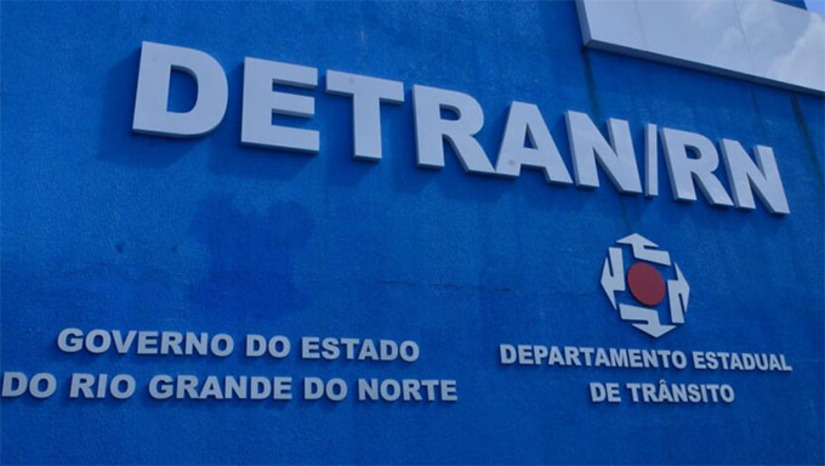 Imagem 1 - Os proprietários de veículos podem acessar o Portal de Serviços do Detran/RN, fazer login com a conta Gov.br, consultar os débitos (como licenciamento, IPVA, taxas e infrações) e efetuar o pagamento por meio de código PIX. Após a quitação, é possível atualizar e emitir o CRLV-e diretamente no sistema. A medida integra o processo de modernização eletrônica dos serviços oferecidos pela autarquia. Imagem 1 - Os proprietários de veículos podem acessar o Portal de Serviços do Detran/RN, fazer login com a conta Gov.br, consultar os débitos (como licenciamento, IPVA, taxas e infrações) e efetuar o pagamento por meio de código PIX. Após a quitação, é possível atualizar e emitir o CRLV-e diretamente no sistema. A medida integra o processo de modernização eletrônica dos serviços oferecidos pela autarquia.