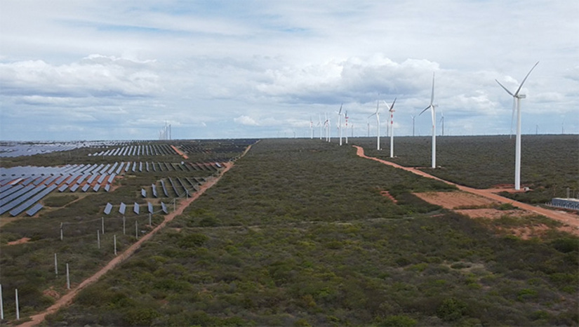   O caso de Serra do Mel é emblemático. Ali, ações judiciais de grande vulto pleiteiam a criação de fundos indenizatórios milionários, cuja gestão e distribuição ficariam sob responsabilidade de escritórios de advocacia que receberiam percentuais expressivos, tanto sobre eventual sucumbência quanto sobre os próprios recursos administrados. Tudo isso ocorre à revelia da vontade manifesta da ampla maioria dos colonos, que não se reconhecem como vítimas e veem na atividade eólica uma fonte legítima de renda, estabilidade e permanência no território. Mais, na coluna Opinião.