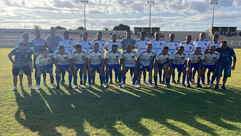 Imagem 1 - A Seleção Master de Serra do Mel garantiu vaga na final do Matutão 2025 após vencer Pedro Avelino por 3 a 2 no Estádio O Fião. A equipe manteve o foco e conseguiu reagir nos momentos decisivos. A campanha da Seleção Master reflete o investimento contínuo de Serra do Mel no esporte, valorizando seus atletas e fortalecendo a prática esportiva como espaço de convivência, lazer, inclusão e desenvolvimento social para toda a população. Serra do Mel agora enfrentará São Miguel do Gostoso na grande final, marcada para 10 de janeiro de 2026. Imagem 1 - A Seleção Master de Serra do Mel garantiu vaga na final do Matutão 2025 após vencer Pedro Avelino por 3 a 2 no Estádio O Fião. A equipe manteve o foco e conseguiu reagir nos momentos decisivos. A campanha da Seleção Master reflete o investimento contínuo de Serra do Mel no esporte, valorizando seus atletas e fortalecendo a prática esportiva como espaço de convivência, lazer, inclusão e desenvolvimento social para toda a população. Serra do Mel agora enfrentará São Miguel do Gostoso na grande final, marcada para 10 de janeiro de 2026.