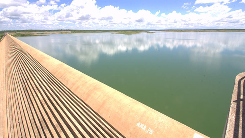 Imagem 1 - Os maiores reservatórios do Estado Armando Ribeiro Gonçalves, Santa Cruz do Apodi e Umari, apresentaram redução expressiva nos volumes em comparação ao final de 2024. A situação mais crítica está na região do Seridó, que concentra apenas 14% de sua capacidade total, sendo a área com menor acúmulo hídrico do Estado. Reservatórios importantes como Gargalheiras e o açude Dourado também registraram forte diminuição nos volumes armazenados desde o final de 2024. Imagem 1 - Os maiores reservatórios do Estado Armando Ribeiro Gonçalves, Santa Cruz do Apodi e Umari, apresentaram redução expressiva nos volumes em comparação ao final de 2024. A situação mais crítica está na região do Seridó, que concentra apenas 14% de sua capacidade total, sendo a área com menor acúmulo hídrico do Estado. Reservatórios importantes como Gargalheiras e o açude Dourado também registraram forte diminuição nos volumes armazenados desde o final de 2024.